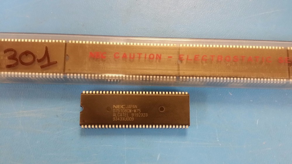 (1 PC) UPD75108CW-W75 NEC 4-BIT, MROM, 4.19MHz, MICROCONTROLLER, PDIP64