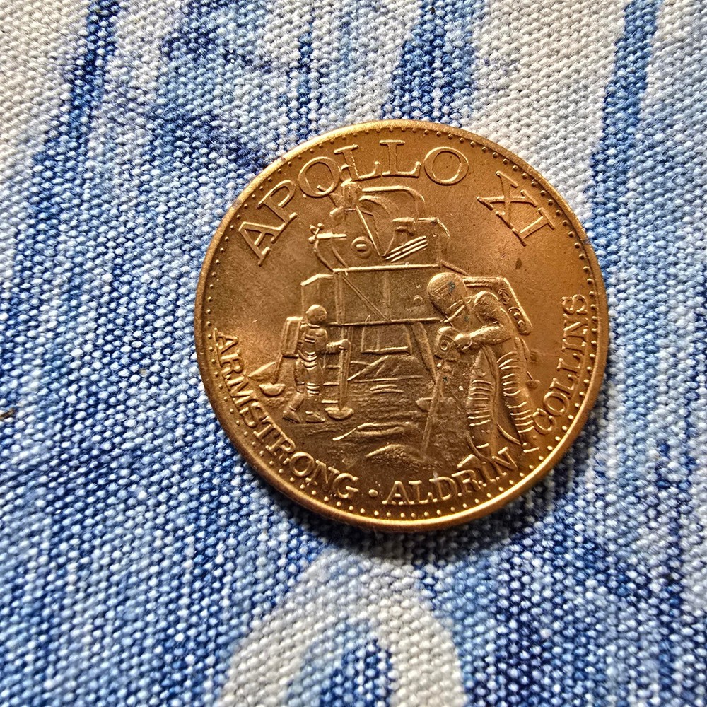 APOLLO 11 COMMEMORATIVE LUCKY COIN