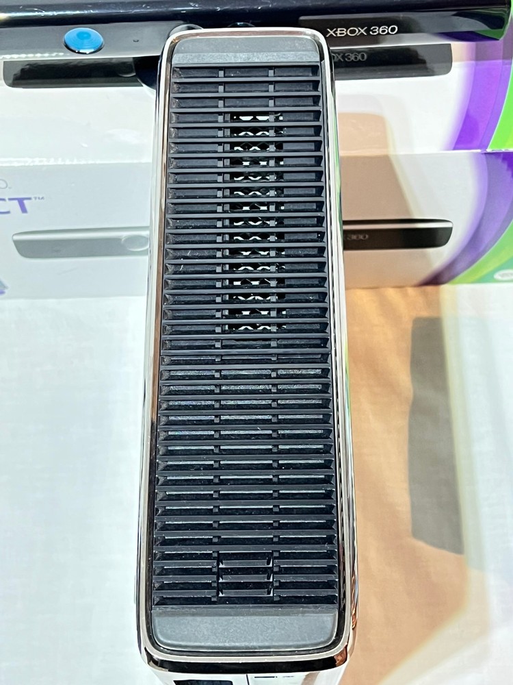 XBOX 360 SYSTEM, GAMES, KINECT SENSOR, XBOX 360 REMOTE CONTROLE EXCELLENT SHAPE