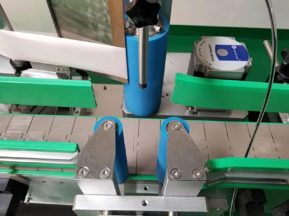 2 sided automatic labeler