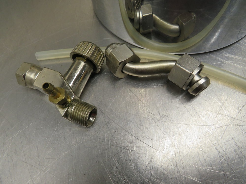 Devilbiss KB-555 2 Quart Pressure Feed Cup - Less Handle