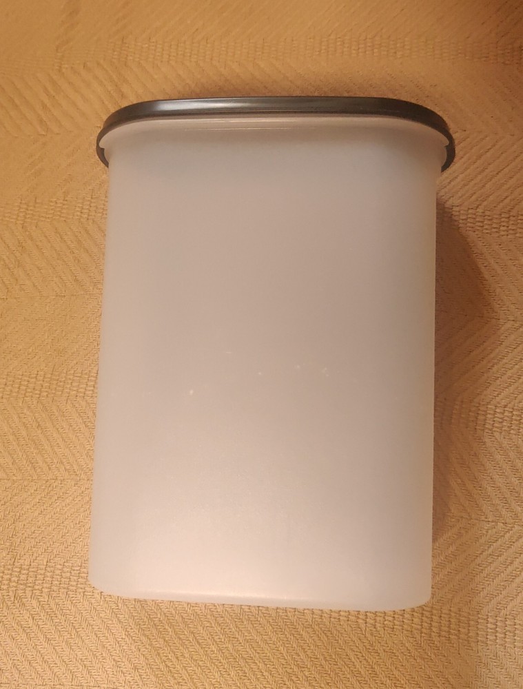 Tupperware modular mates Black 9 3/4 cup