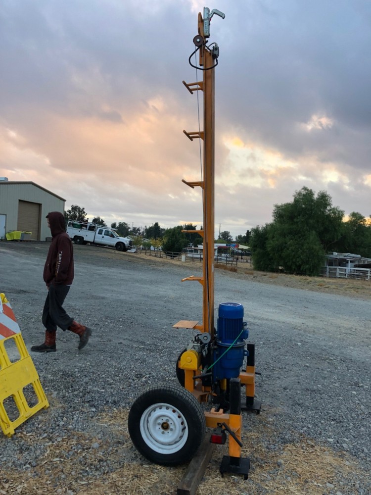 Auger drilling machine built on trailer