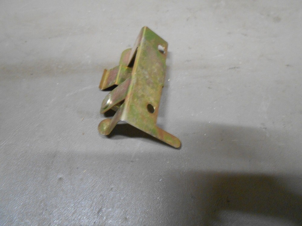 02-05 Deville 02-04 Seville Code U1R Cassette CD Radio Side Mounting Bracket