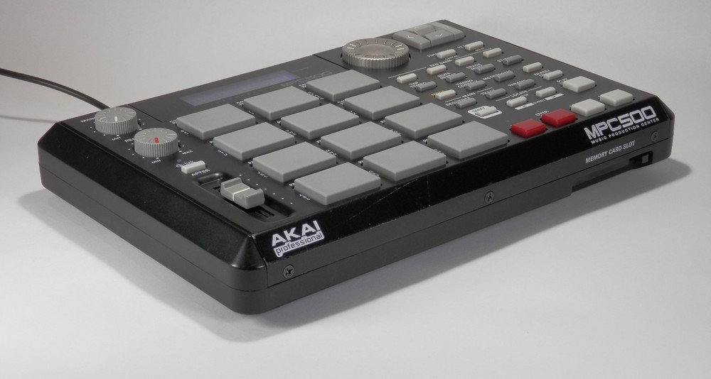 AKAI MPC500 Portable Sampling Drum Machine & MIDI Studio - MAX RAM & 3 CF CARDS!