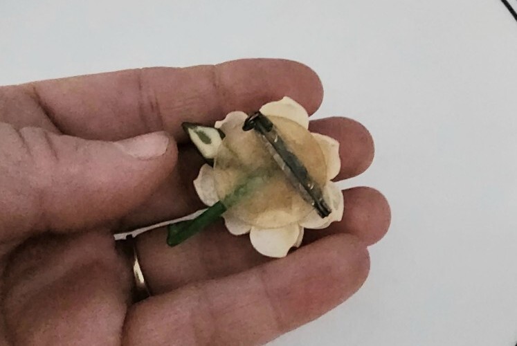 Vintage shell art brooch pin