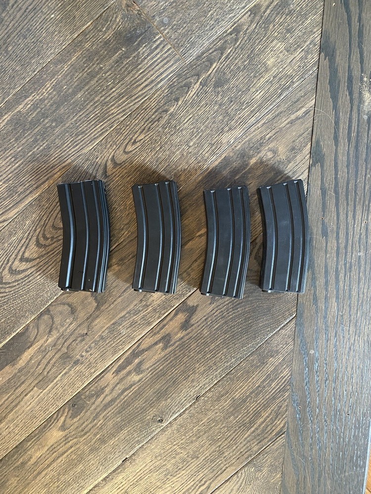 Elite Force CFR Airsoft M4 ( Starter Pack)