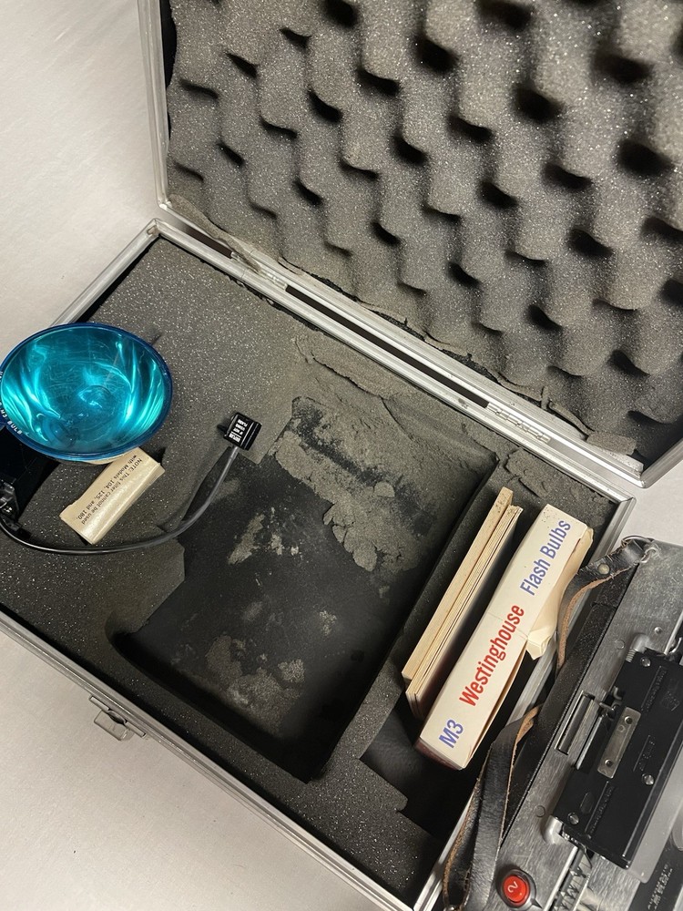 Vintage Polaroid Automatic 250 Land Camera with Flash & Case UNTESTED
