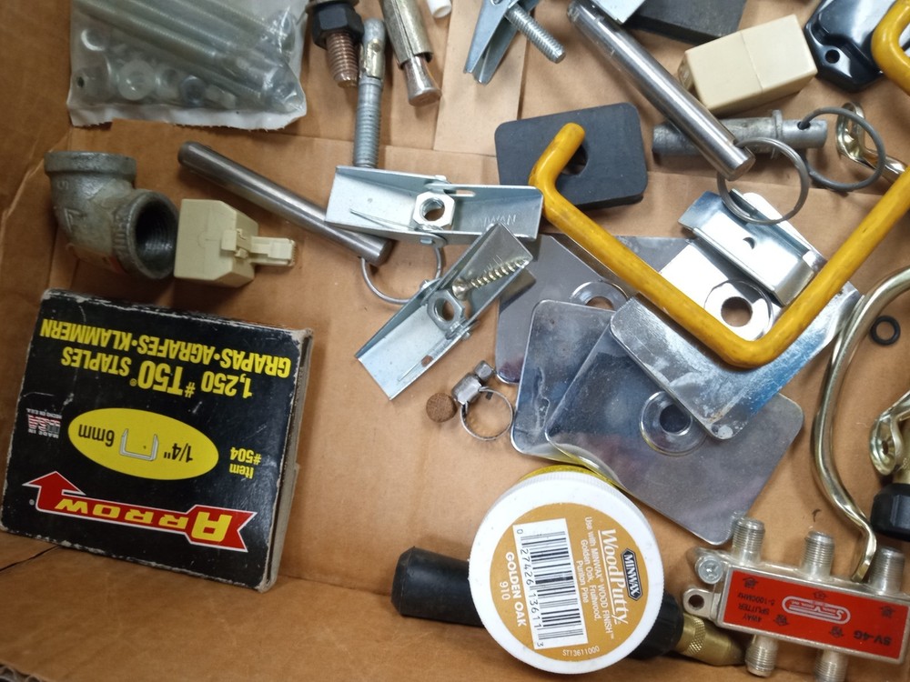 HUGE LOT MISCELLANEOS HARDWARE,ROUTER BITS,TAPPING BITS,NUTS, BOLTS,WASHERS ++++