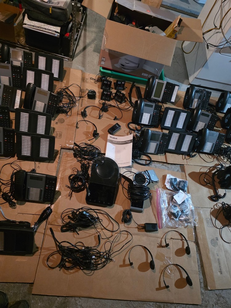 Phone Mitel System 21 Phones 9 Programable Key Module 4 head sets charging ports