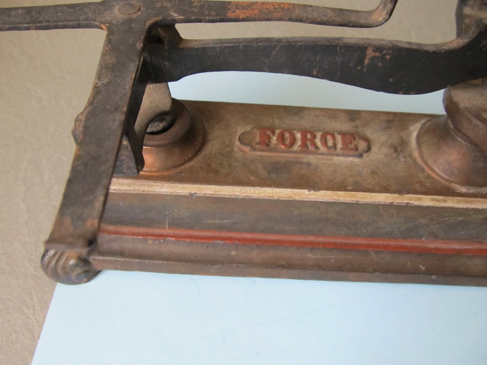 Antique Force 1 Kilo.G Cast Iron Balance Scale
