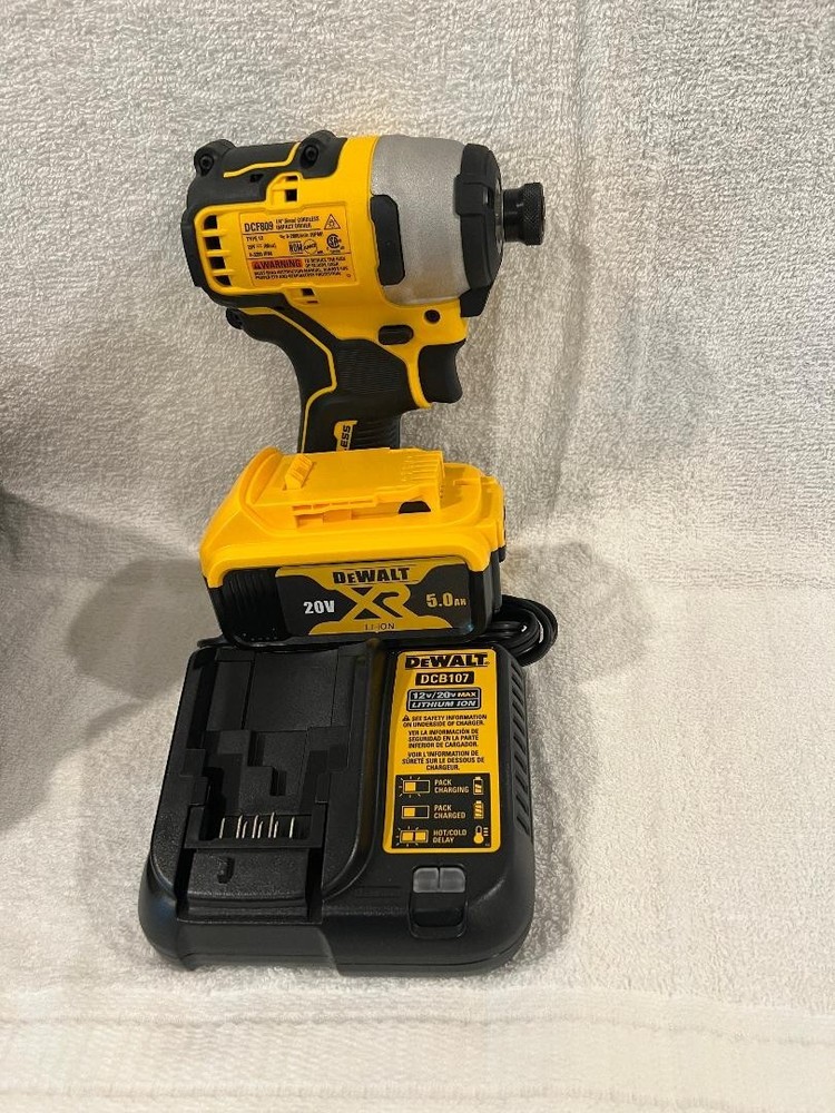 DEWALT DCF 809 ATOMIC DRIVER WITH BATTERY,CHARGER & CASE