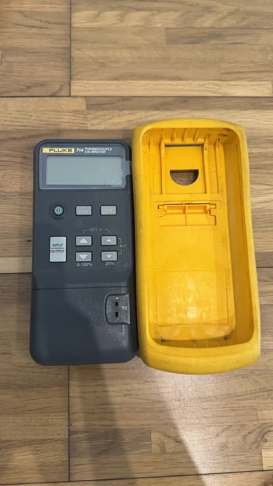 Fluke 714 Thermocouple Temperature Calibrator