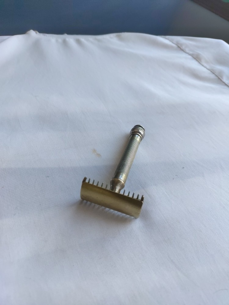 Gillette Old Type Open Comb DE Safety Razor Gold Tone (No Date Code)