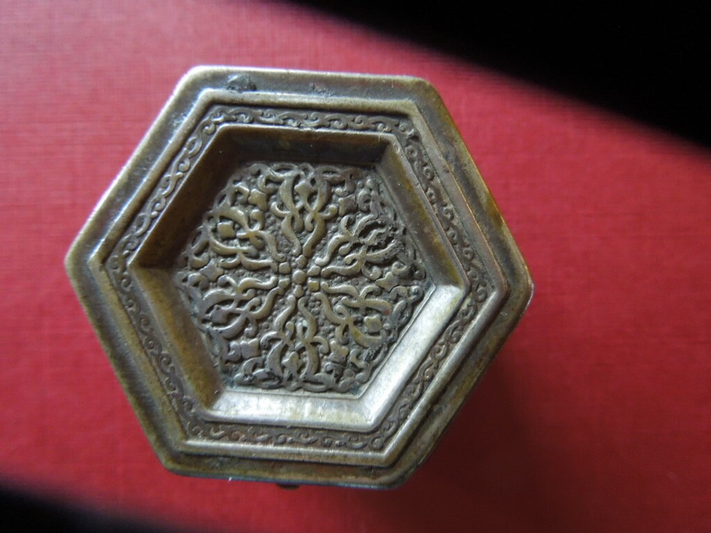 J2663 ANTIQUE MIDDLE EAST MINIATURE TABLE SNUFF BOX SOLID SILVER SEE