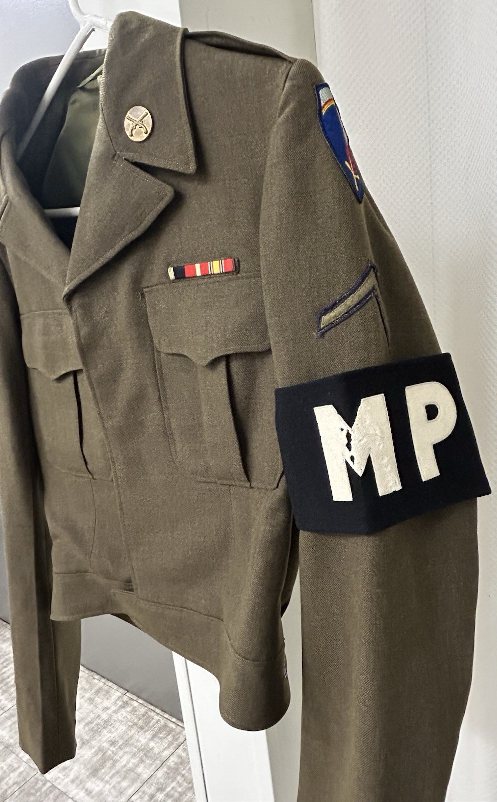 WW2 Era US Army MP Ike Jacket with Meritorious Unit Citation/ E3