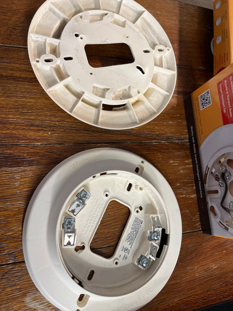 SIEMENS DB-11 FIRE ALAR SURFACE MOUNT DETECTOR BASE