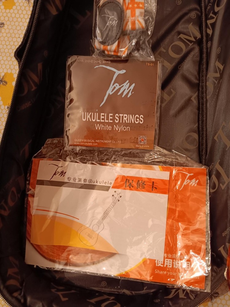 Tom Classic Ukelele with case