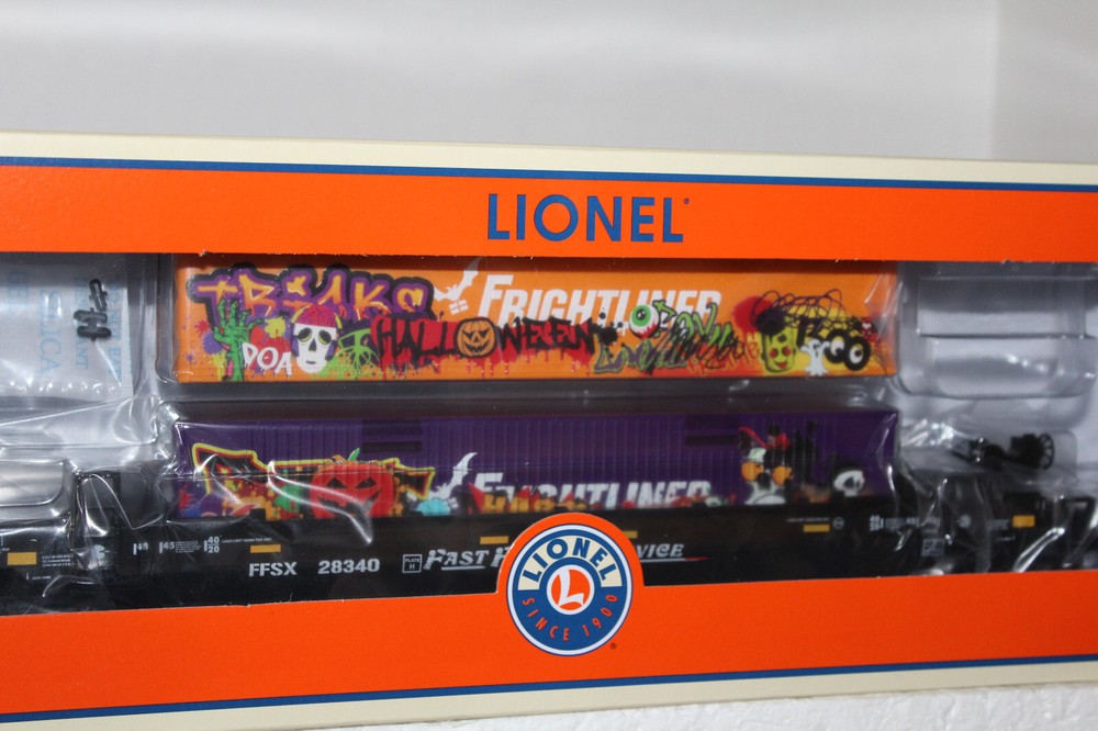 LIONEL #2328340 HALLOWEEN GRAFFITI MAXI STACK W/CONTAINER LOAD