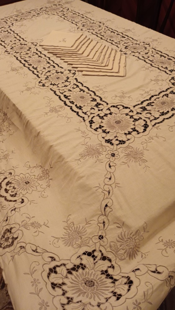 Hand Embroidered Rectangular Tablecloth With Napkins