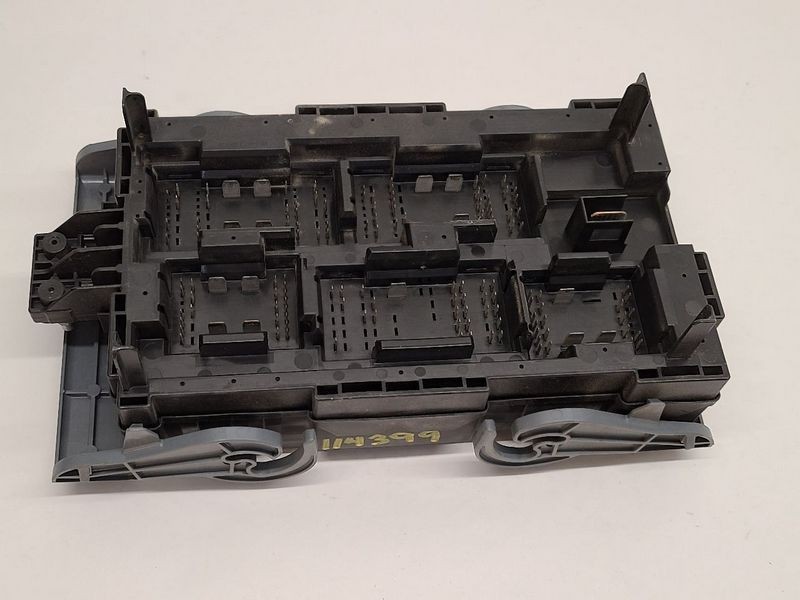 2010-2013 Chevy Silverado 1500 Engine Fuse Box Assembly OEM