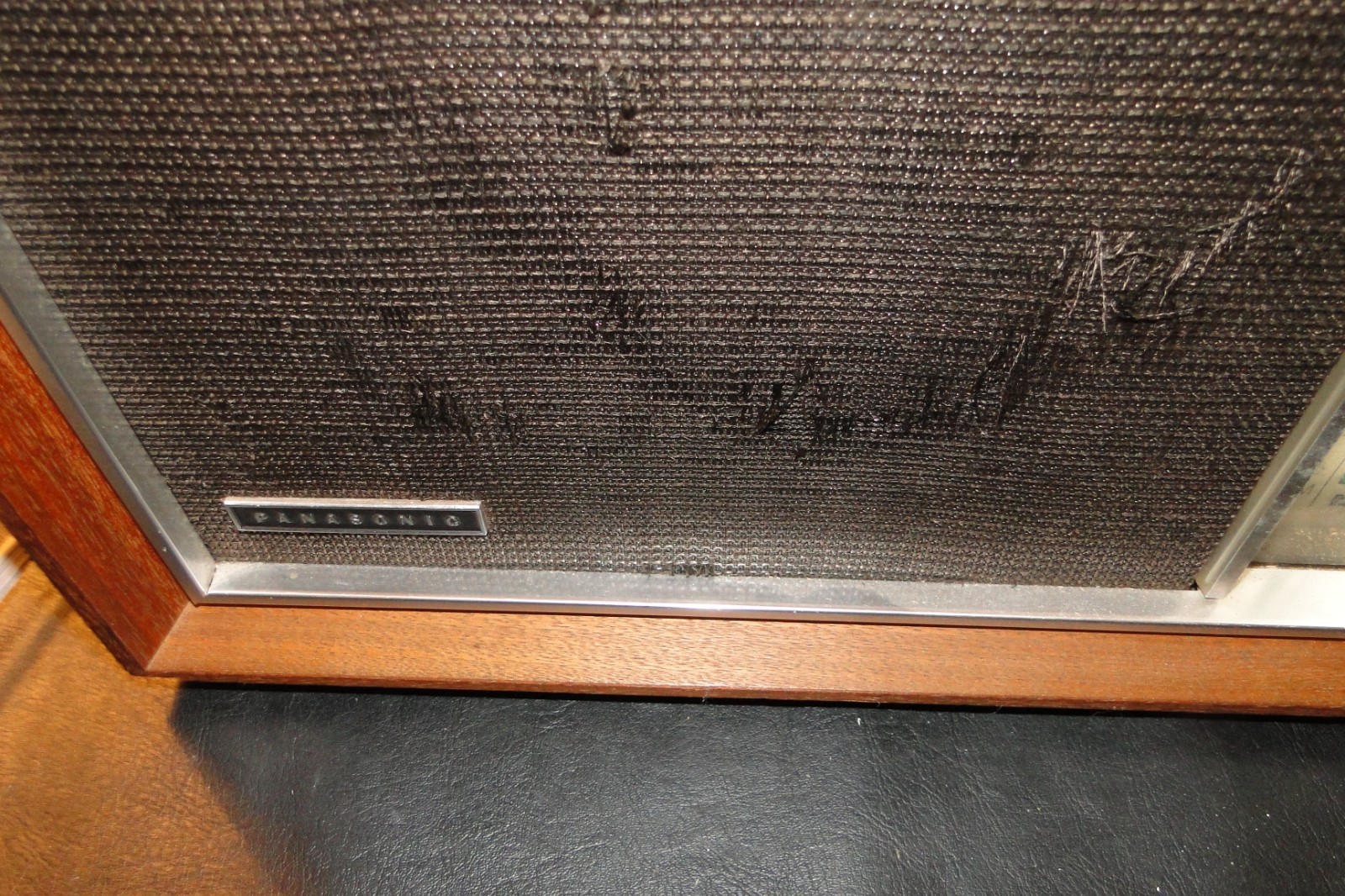 1970’s Panasonic Table Top Radio AM-FM Walnut RE7259 Works great !