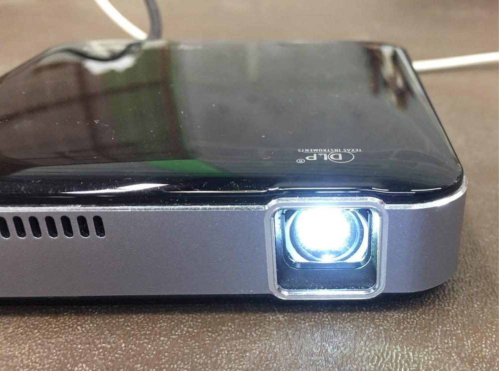 Apeman M4 Digital Projector w/ Tripod & USB Charger IOB POWERS ON/UNTESTED