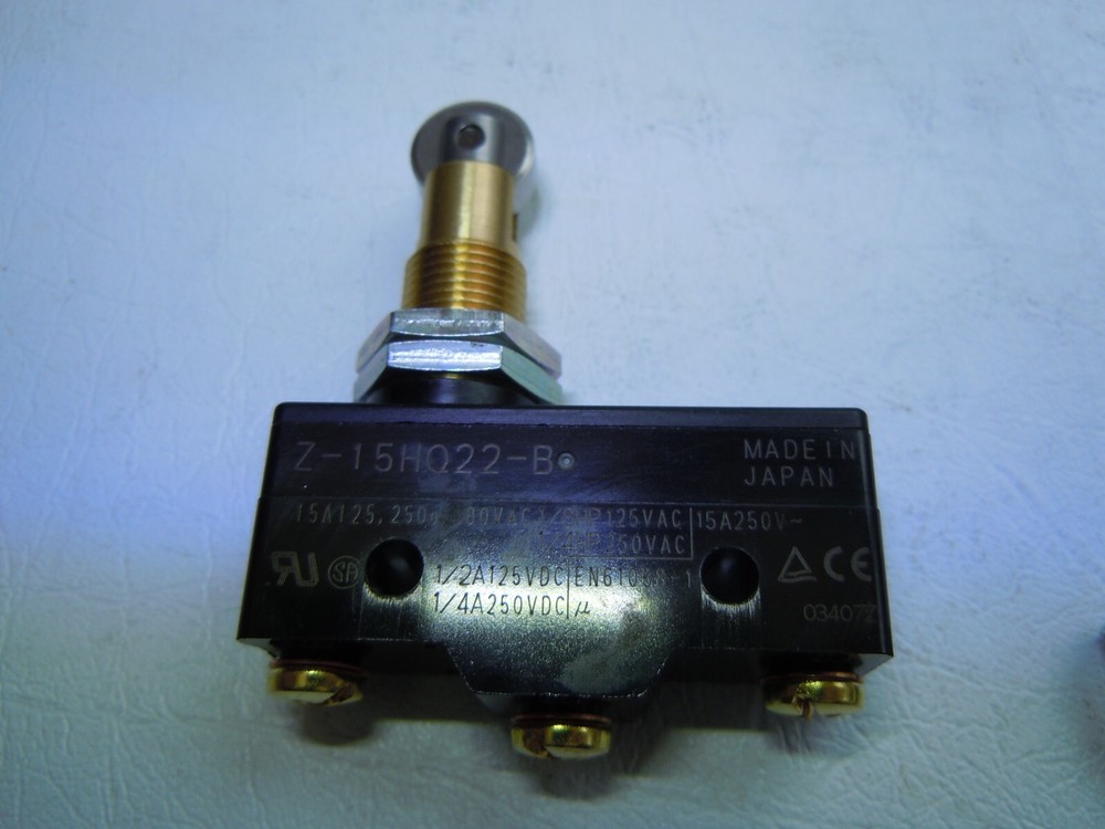 OMRON Z-15HQ22-B ROLLER SWITCH { NEW }