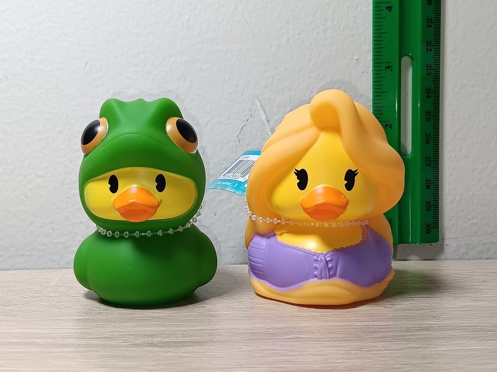 *FREE SHIP* 2.5" RAPUNZEL + PASCAL Disney Classic Cartoon Duckalooz