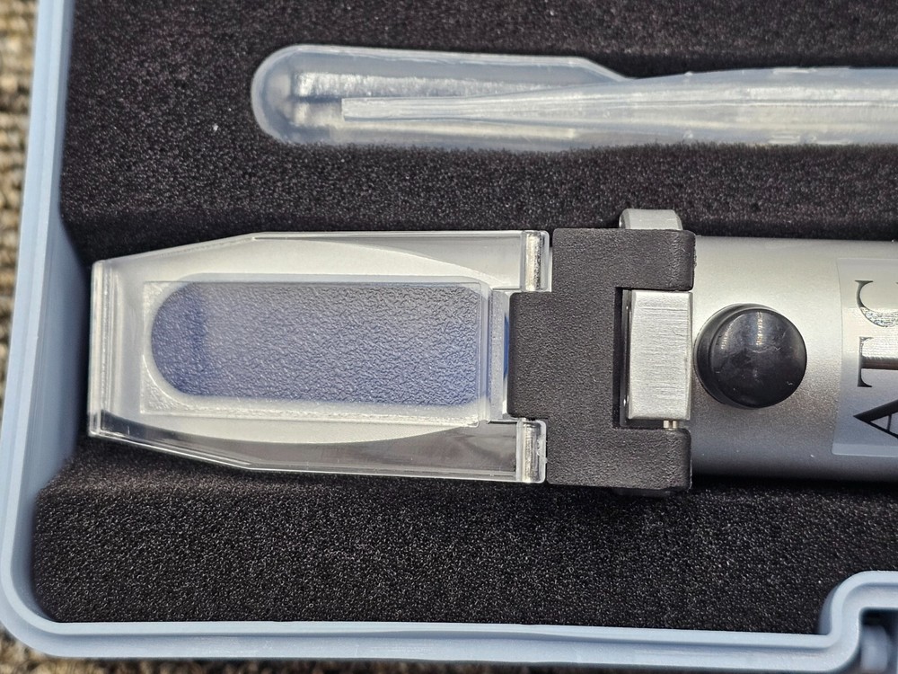 AUTOUTLET Salinity Refractometer Automatic Temperature Compensation TL277