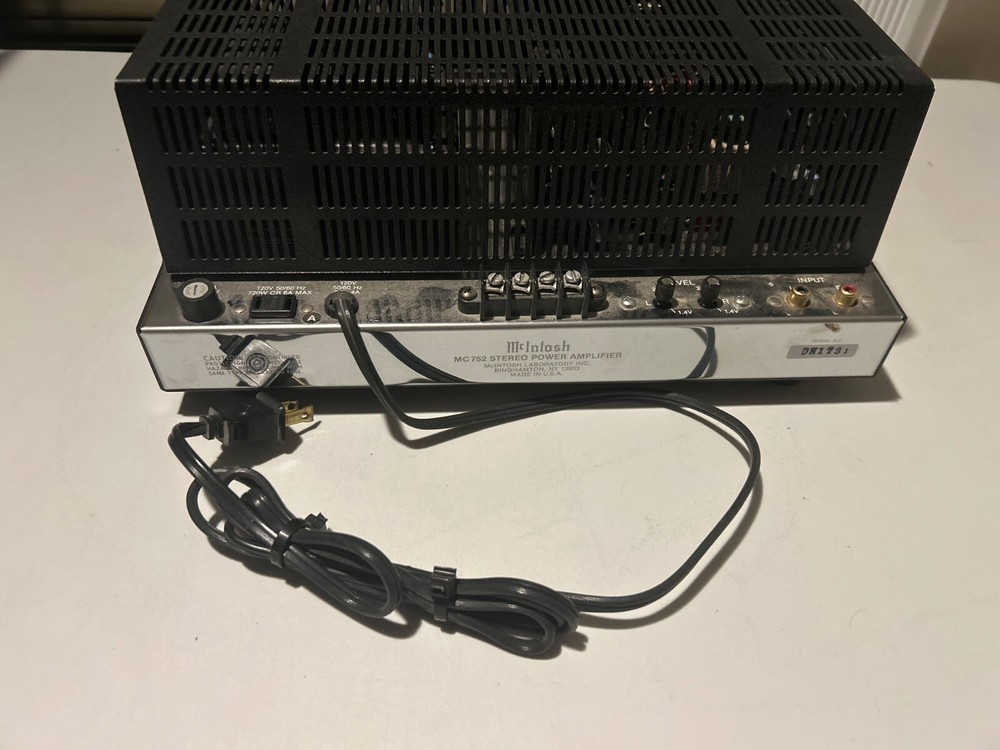 McIntosh MC752 75-Watt Stereo Solid State Power Amplifier