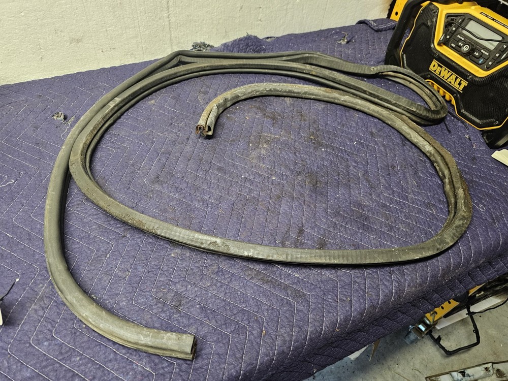 GMC C6500 Driver DOOR Seal 1998