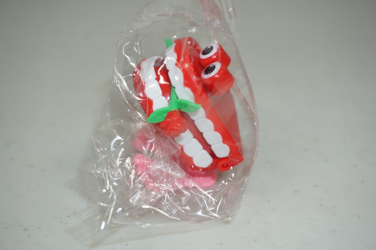 Wind Up Chattering Walking Teeth Small Toy Eyes Feet Rose in Mouth