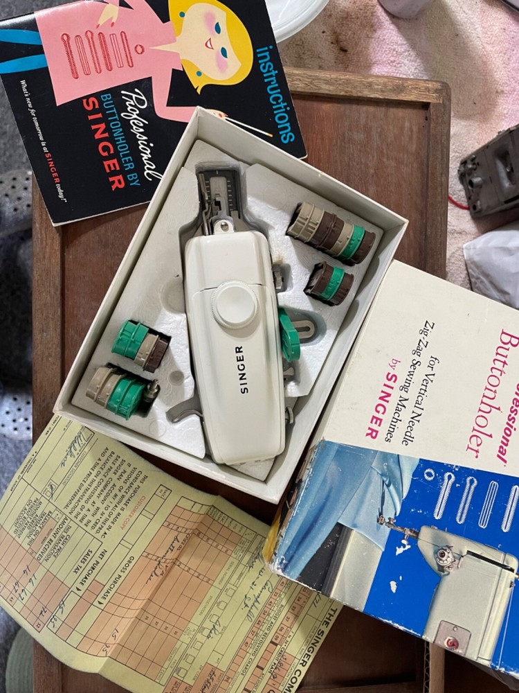 1971 Professional Buttonholer by Singer 102575 Vertical Needle Sewing MachineVTG