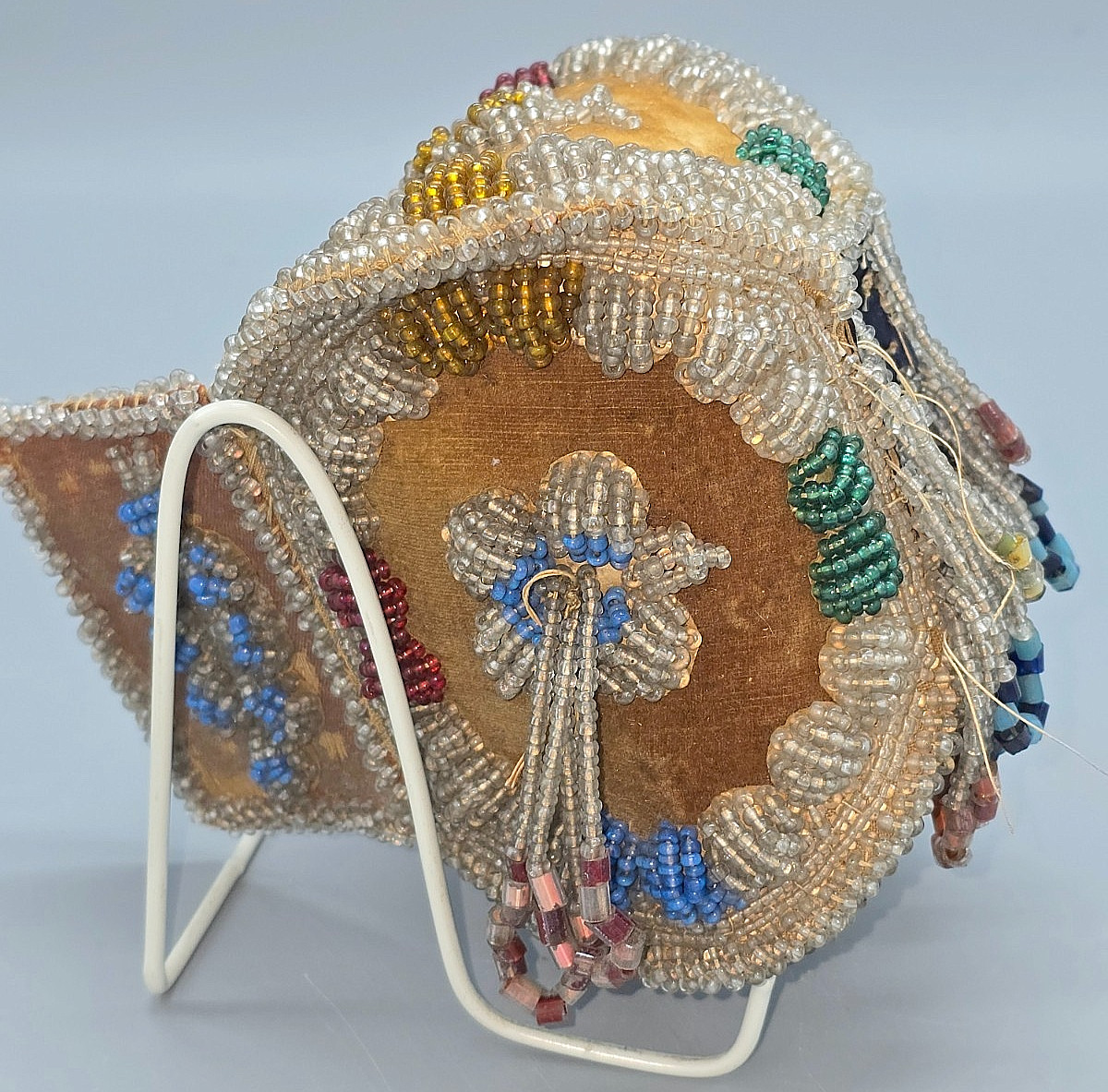 Antique Iroquois Nation 5x4.5" BEADED JEWELRY / SEWING / TRINKET BOX, flap door