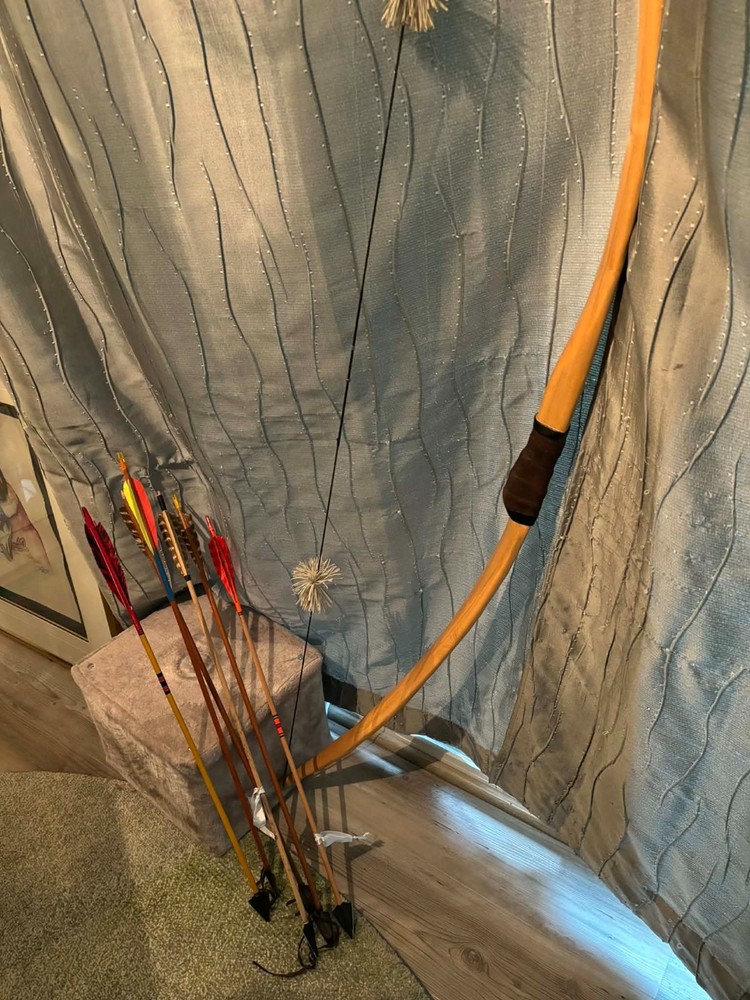 🎯 Vintage Hickory Longbow + 6 Arrows