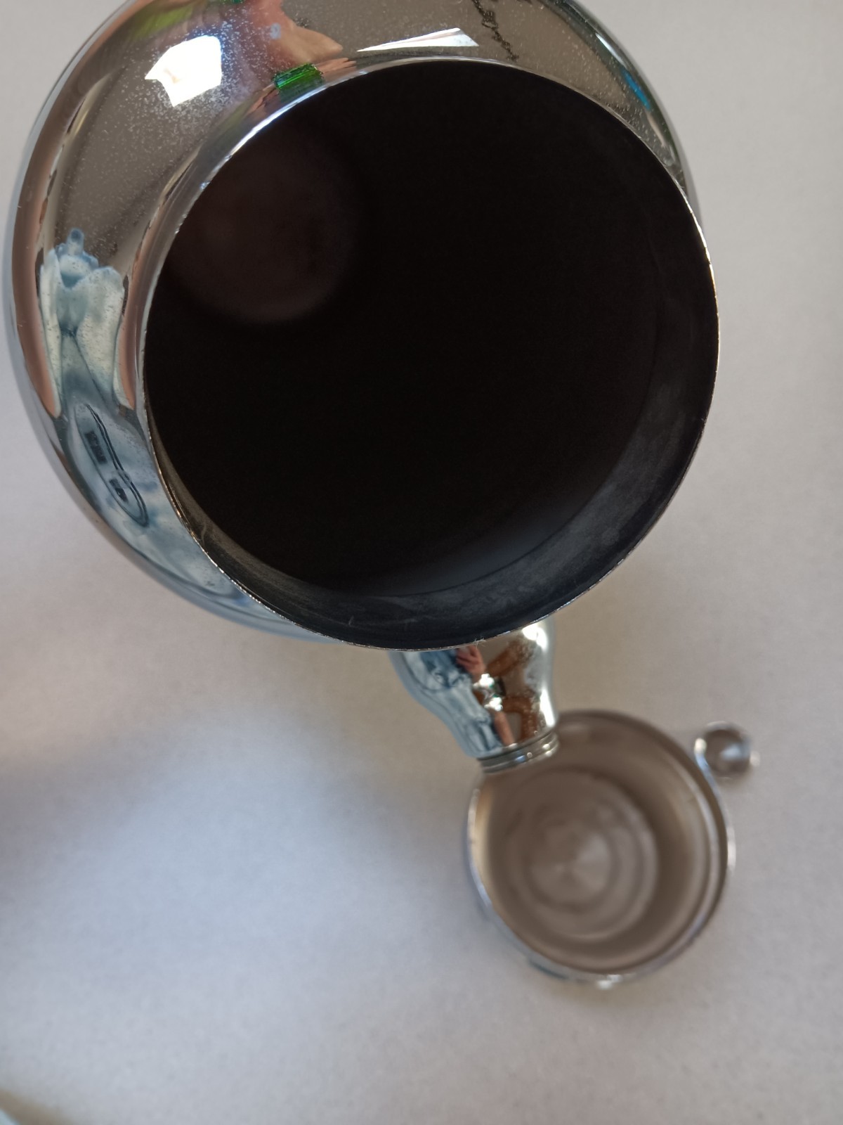 Vintage Art Deco Chrome Cocktail Shaker With Rare Avocado Green Bakelight Handle