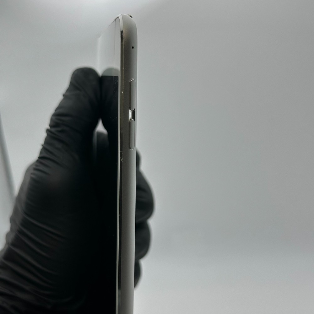 iPad Mini 4 - 16 GB (cracked screen)