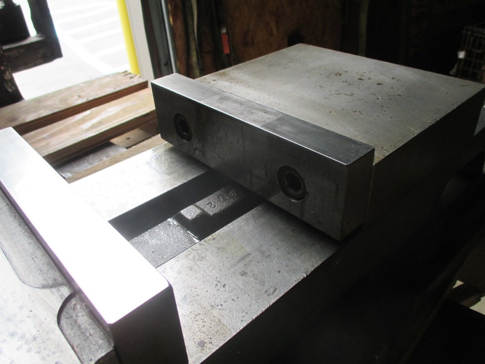 USED D80 Kurt 8" Milling Machine Vise with Handle