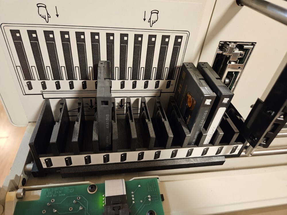 ADIC Dat Autochanger Autoloader Tape Drive with 2 DAT tapes
