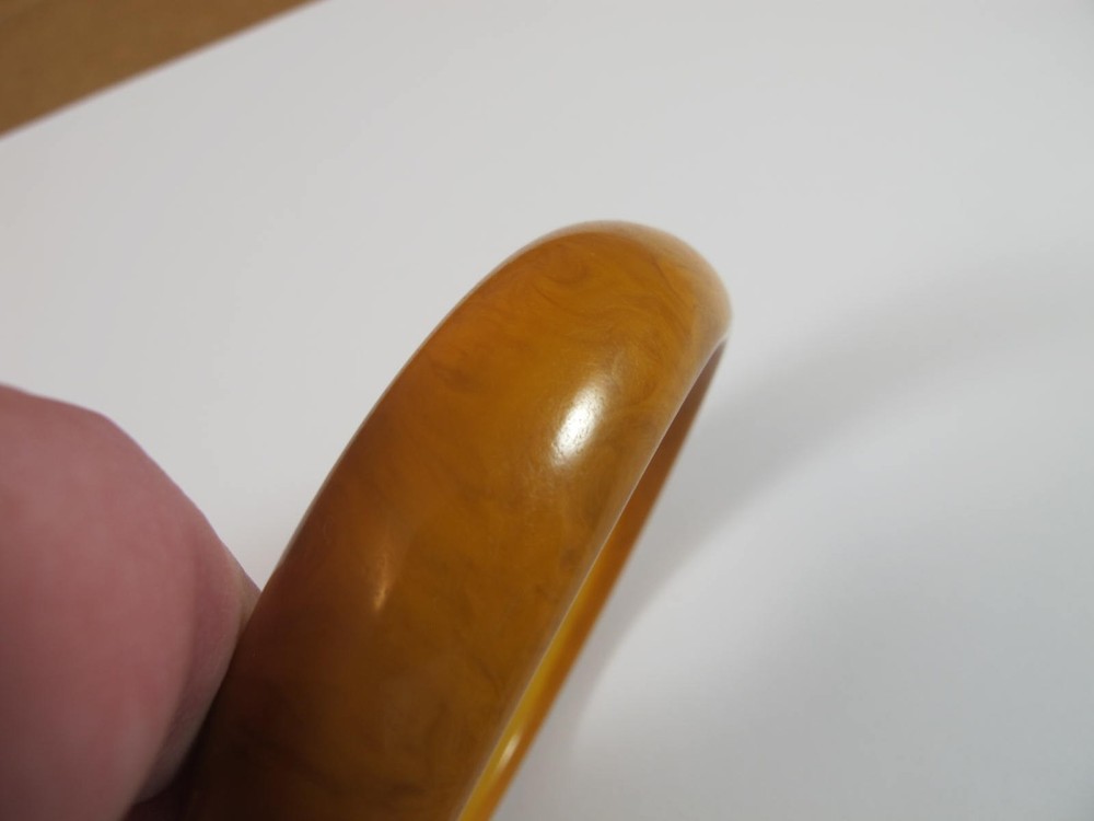 BUTTERSCOTCH VINTAGE BAKELITE BANGLE BRACELET