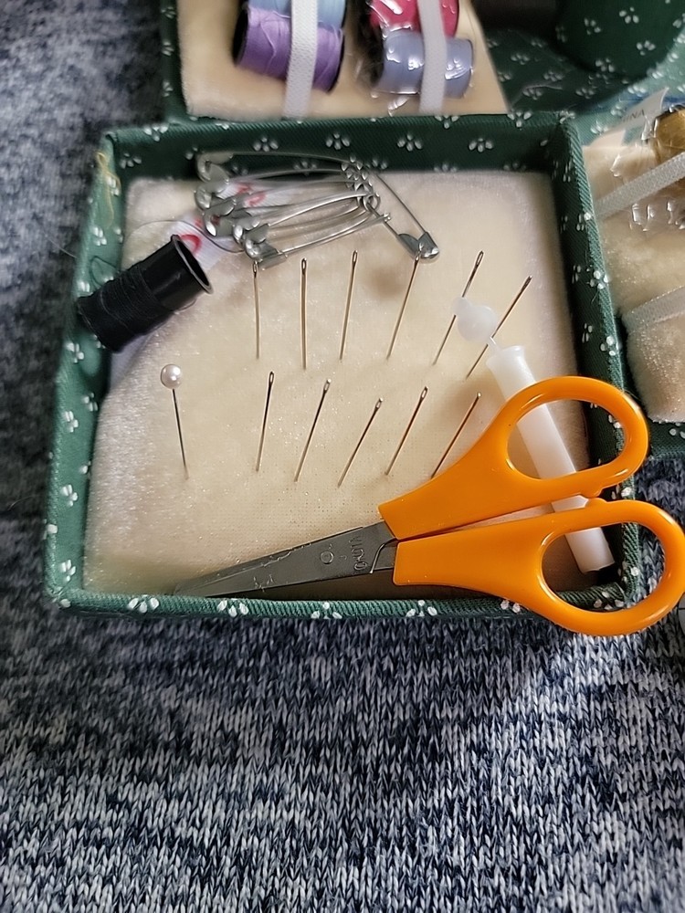 Singer/Foldable Sewing Cube. Pre Owned