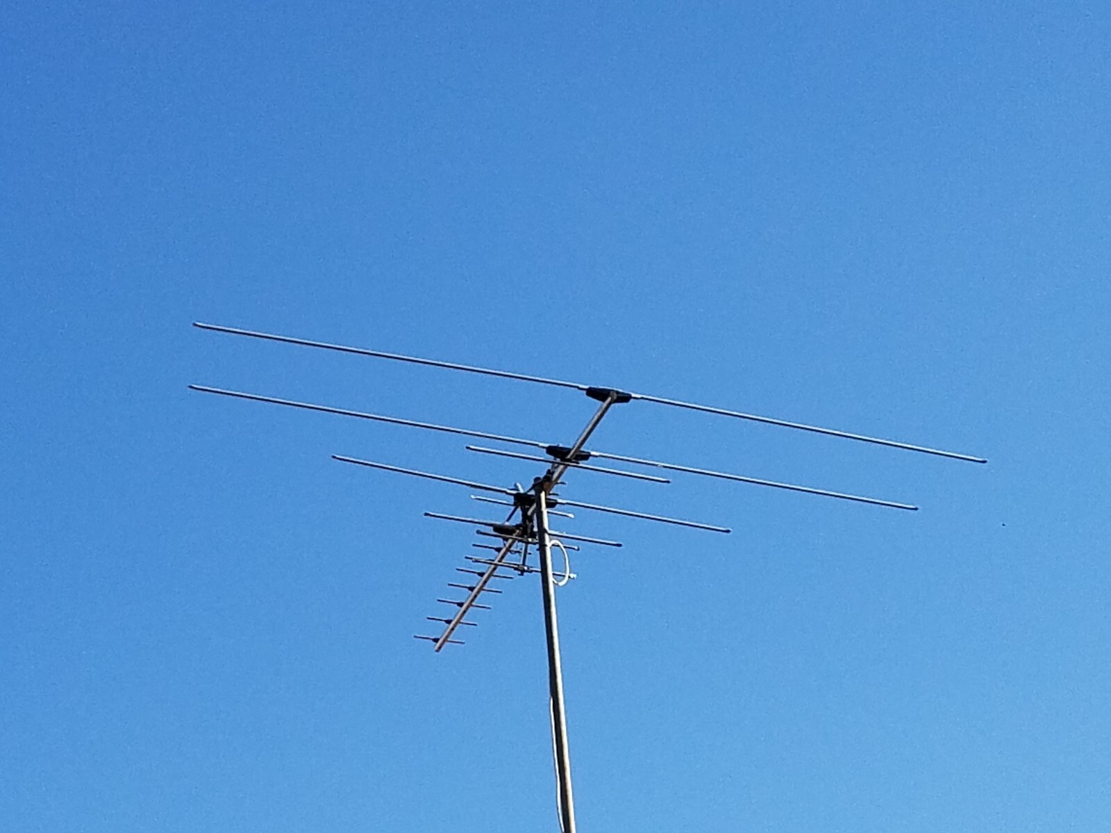 250 Mile Long Range HDTV1080p Outdoes 990 m TV Antenna Digital UHF/VHF FM Radio