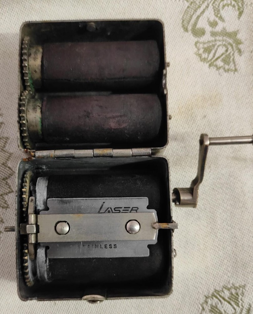 OLD RAZOR DOUBLE EDGE BLADE SHARPENER ROLLFIX GERMAN, REPAIRED WORKING