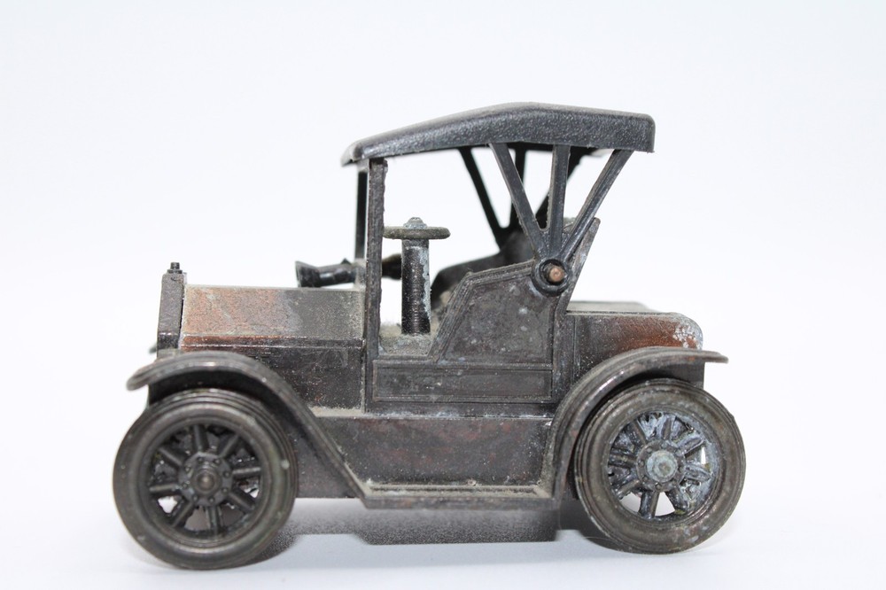 VINTAGE METAL CAR PENCIL SHARPENER
