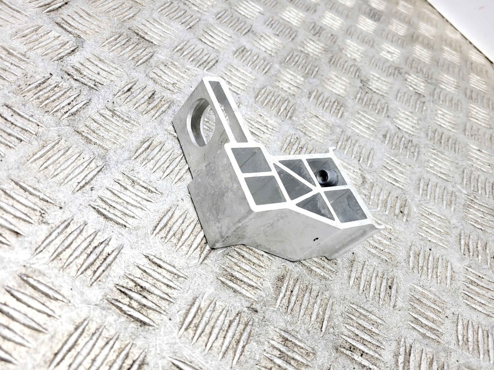 MERCEDES-BENZ E CLASS W213 LOWER RADIATOR MOUNTING BRACKET 2017
