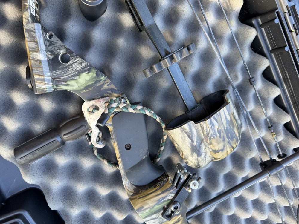Parker Compound Bow Camo Buck Hunter 70lb w/ Plano Protector Series Hard Case
