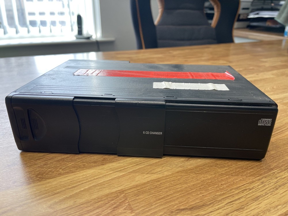 Genuine BMW M3 E46 boot 6x CD changer ALPINE