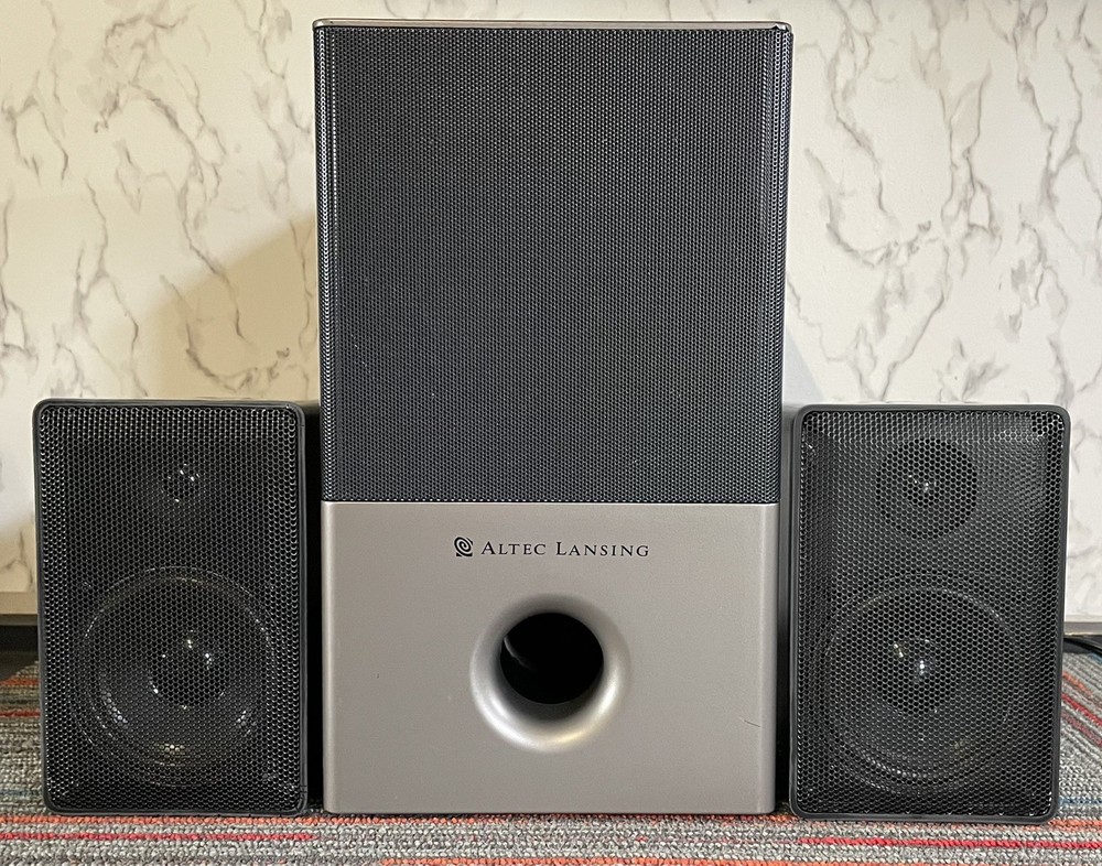 Custom Bluetooth 2.1 Powered Speaker System- Fantastic Sound!