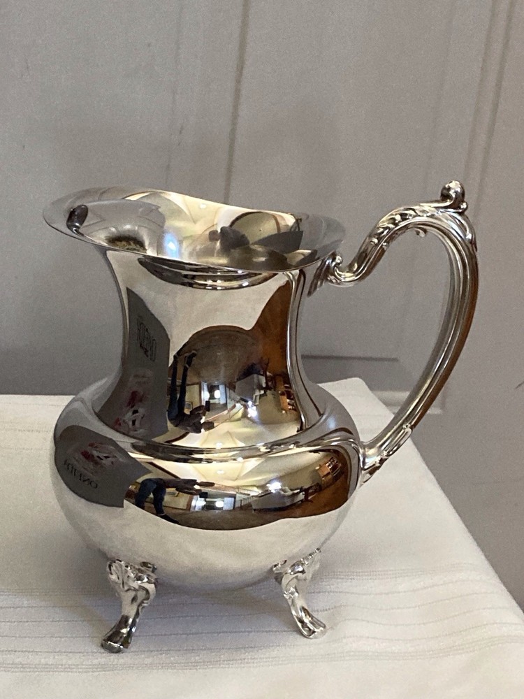 Oneida Georgian Scroll Beverage Pitcher 2 Quart